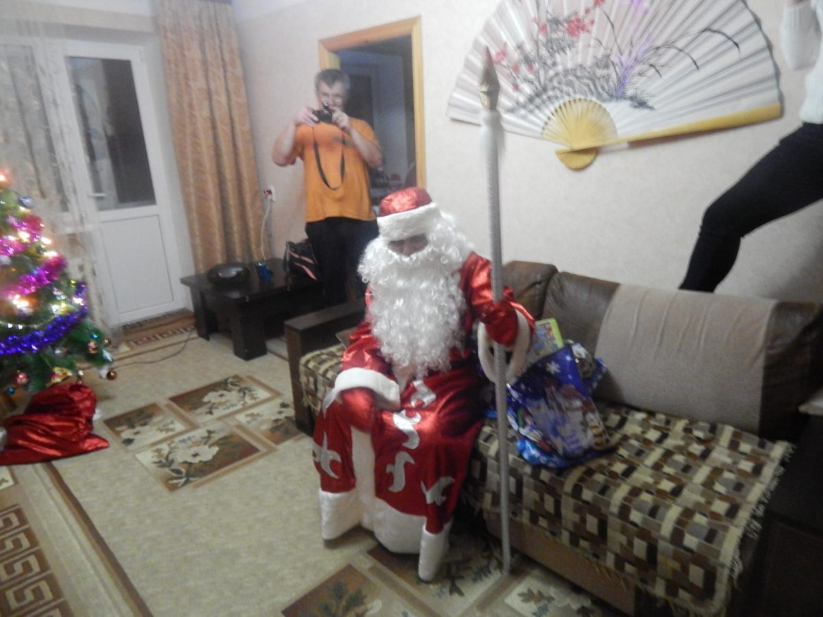 Дед Мороз приехал на Дом в семью Артемьевых